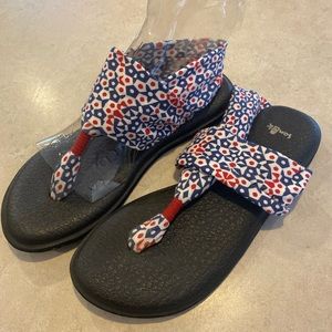 Sanuk women’s yoga sling 2. Sandal. Size 8. Red white blue pattern. New w/o tags